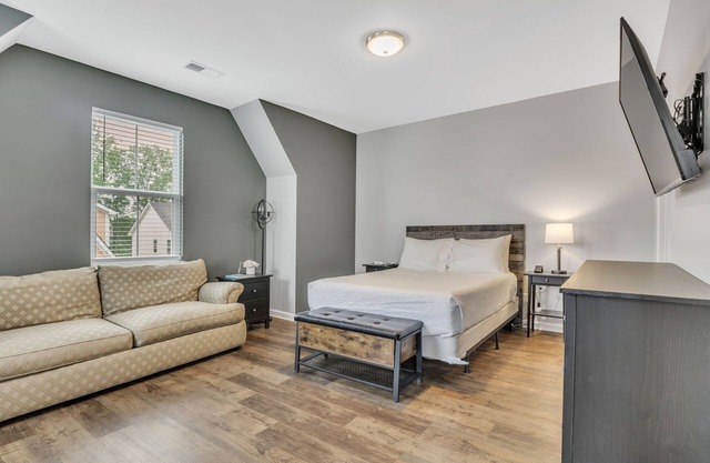 Charming 1BD/1BA Studio, 4 Miles to Downtown GVL
