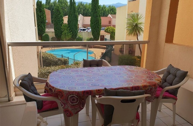 Charming 1BR Apartment with Pool, Parking, and Balcony - 10min Walk to Beach