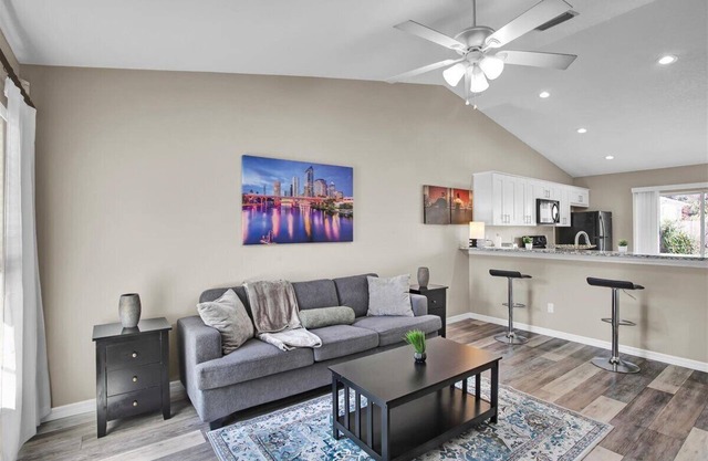 Charming 2/2 Duplex in Ybor - Perfect for Traveling Nurses and Professionals