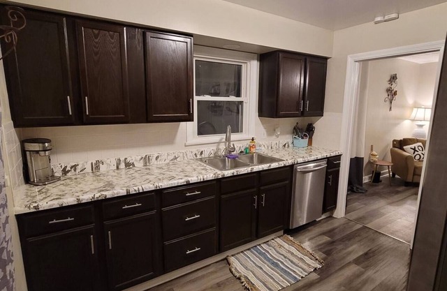 Charming 2 bd Pet Friendly Austintown Home