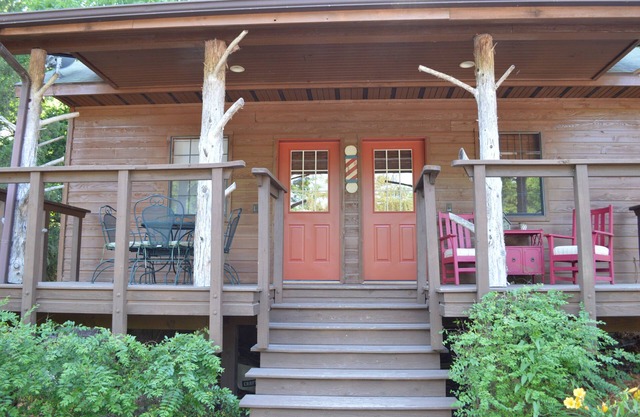 Charming 2-bed/2 bath cottage with AC, a fishing dock, and a boat dock.