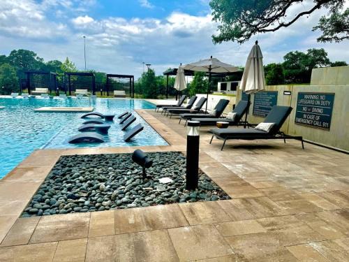 Charming 2-Bed Apt w-Huge Pool & Gym