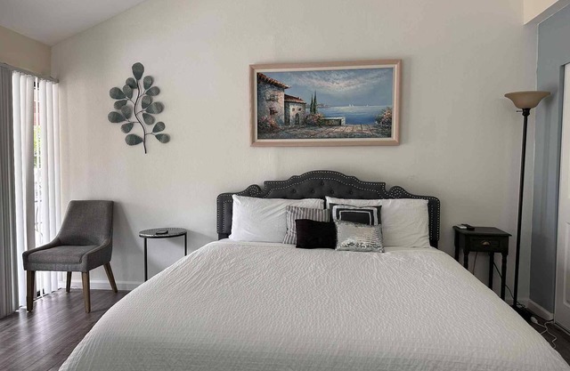 Charming 2 bedroom separate entrance in a house! Fountain Valley, 15 min Disney