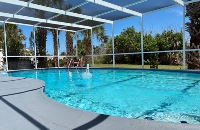 Charming 2-bedroom house in lovely New Port Richey with pool.