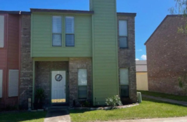 Charming 2-bedroom townhome with office space & WiFi in welcoming Corpus Christi