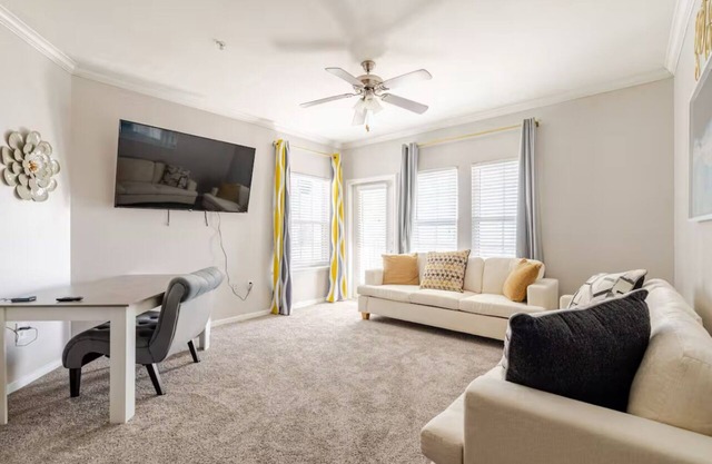 Charming 2-bedroom apartment with AC and WiFi in delightful Galveston