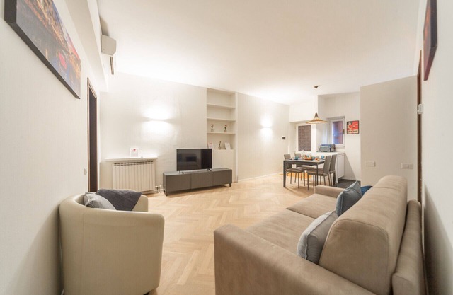 Charming 2-Bedroom Apartment in Milanese Building