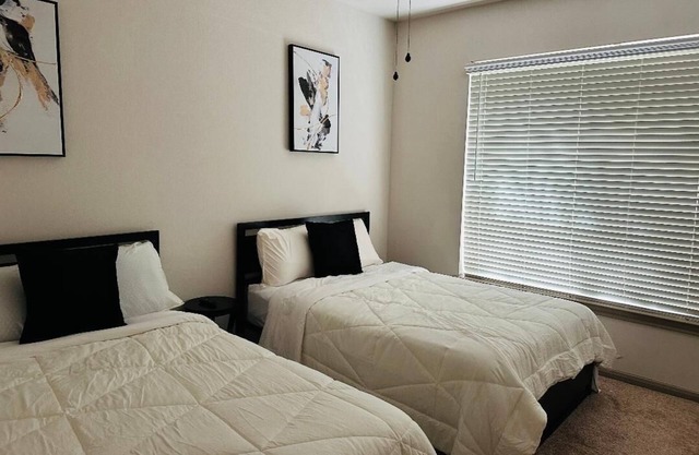 Charming 2-bedroom apartment in Houston with WiFi and AC