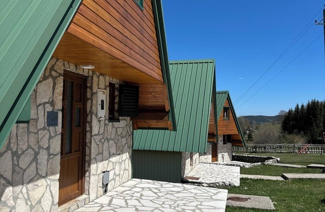 Charming 2-bedroom bungalow in welcoming Žabljak with WiFi