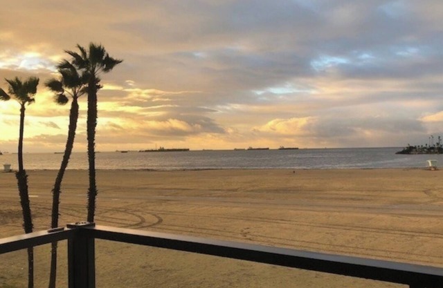 Charming 2-bedroom condo in delightful Long Beach with AC, WiFi