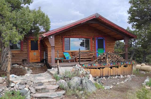Charming 2-bedroom cabin in Crestone
