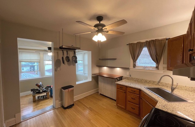 Charming 2-bedroom condo with WiFi, AC in lovely Chicago. Ample parking,