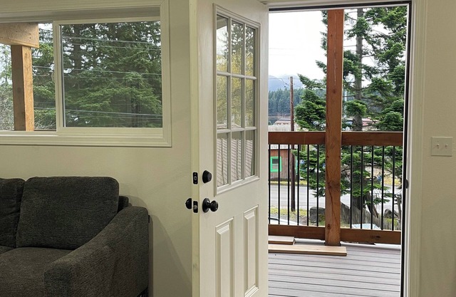 Charming 2-bedroom condo near Hoonah harbor. full kitchen, sleeps 5 with WiFi.