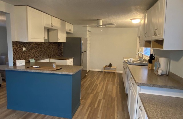 Charming 2-bedroom cottage on a canal in fabulous Hudson