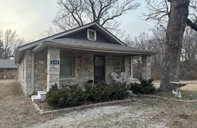 Charming 2-bedroom farmhouse in peaceful Joplin