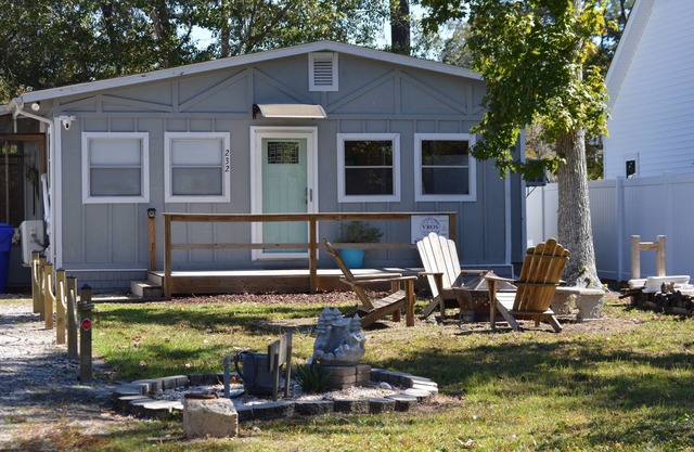 Charming 2-bedroom House with screened in porch WiFi, AC in beautiful Oak Island