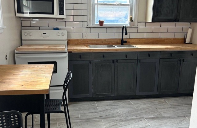 Charming 2-bedroom house in peaceful South Bend with AC