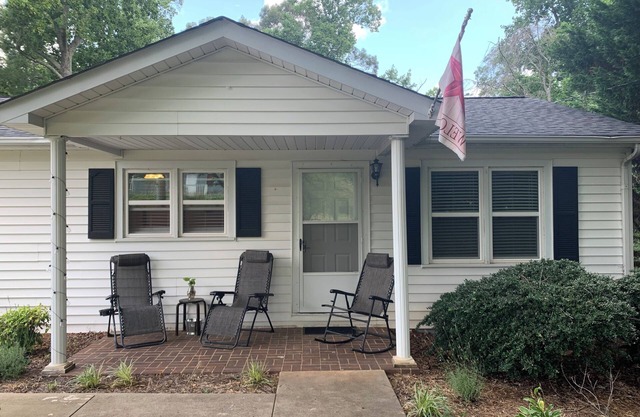 Charming 2-bedroom house with WiFi, AC in quaint and peaceful town of East Bend