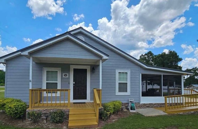 Charming 2-bedroom lake house in peaceful Dozier with WiFi, AC