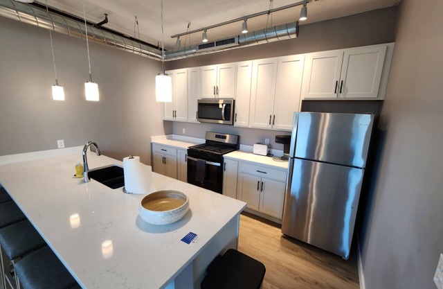 Charming 2-bedroom loft apartment in wonderful downtown Moline with AC, WiFi