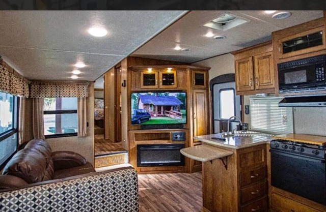 Charming 2-bedroom RV with AC, WiFi in vibrant Waco, choose resort location