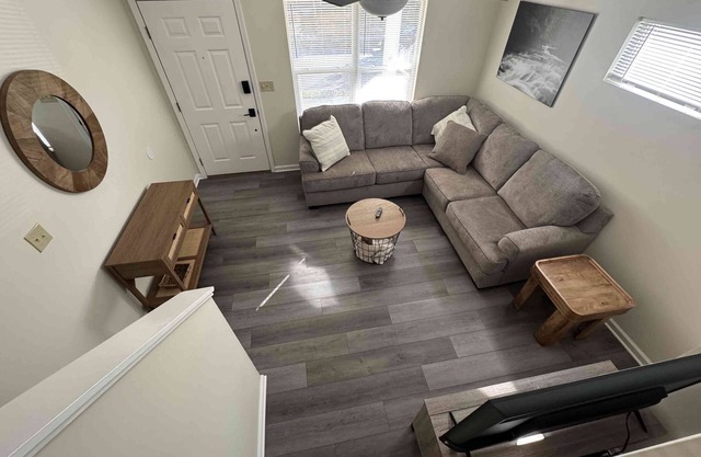 Charming 2-Bedroom Townhome with WiFi and AC in fantastic Columbus