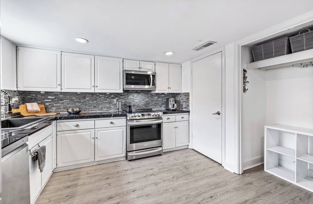 Charming 2-bedroom townhome, private pool and two car garage in Dallas