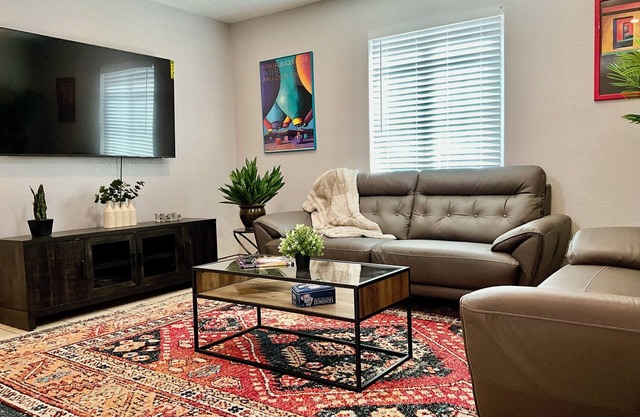 Charming 2-bedroom apartment with AC, WiFi in fabulous Albuquerque