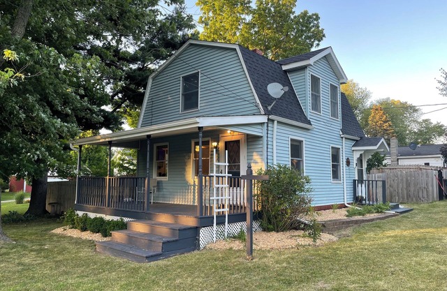 Charming 2-bedroom home in quiet area, fenced in backyard, and walk downtown