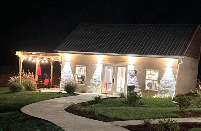 Charming 2-bedroom villa in Hartford with WiFi, AC