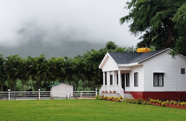 Charming 2-bedroom villa in welcoming Wai with WiFi