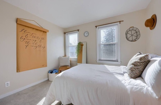 Charming 2 bedroom w/Firepit and Outdoor Space