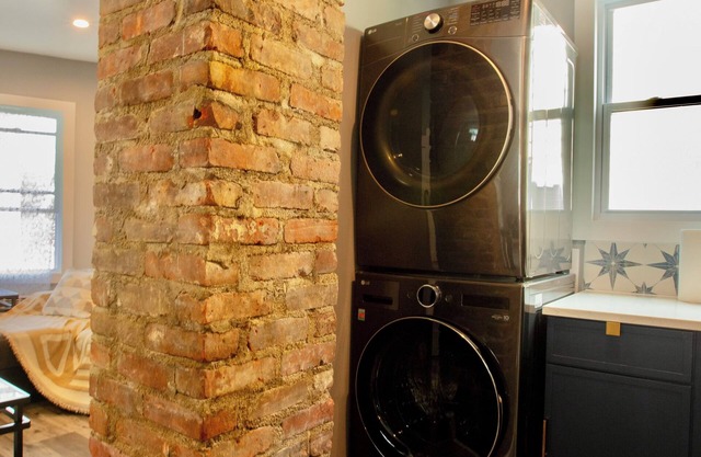 Charming 2-Bedroom w/free parking-no cleaning fee