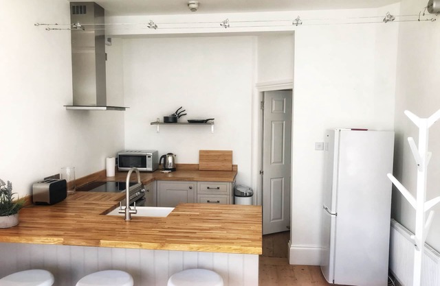 Charming 2 br apartment next to worthing station, close to town and seafront