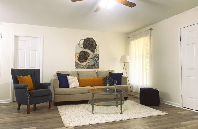 Charming 2 br Cottage in the Woods near Zinc House Winery and Brewery!