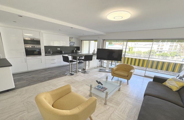 Charming 2 rooms 52M2, Spacious Bright and Comfortable, (near Martinez beach)