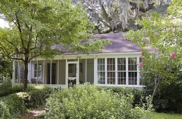 Charming 2BR/2BA Guest House on Historic 2 acres in downtown Summerville!