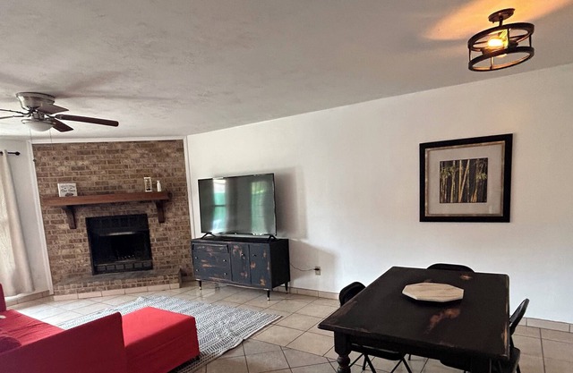 Charming 3/2: Cozy & Convenient