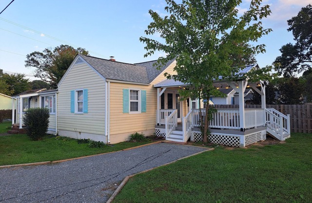 Charming 3 bed cottage in Colonial Beach; steps to beach, dining, and breweries