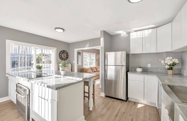 Charming 3-Bed Oakland Home: Modern Comforts & Style