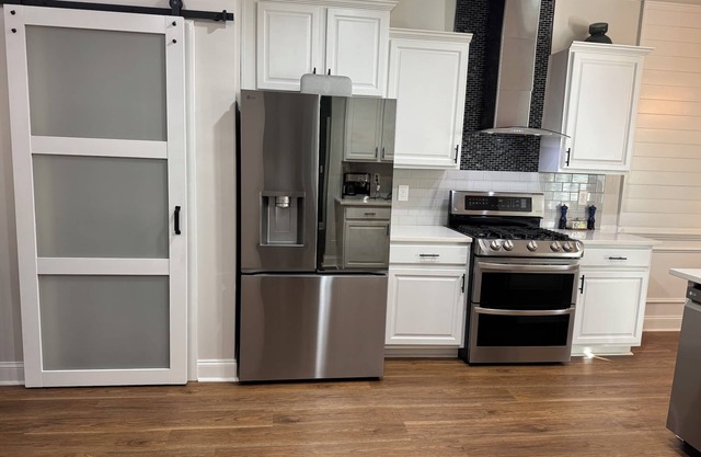 Charming 3-bedroom Bungalow in wonderful Lithia Springs with AC, WiFi