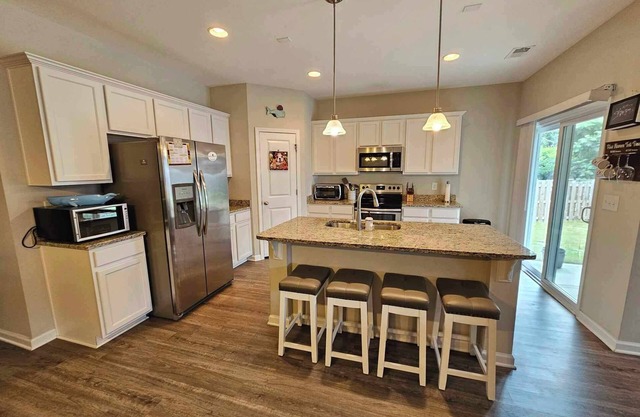 Charming 3-bedroom house with backyard and 2-car garage