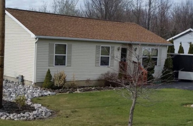 Charming 3-bedroom building in Harborcreek with WiFi, AC. Private and quiet