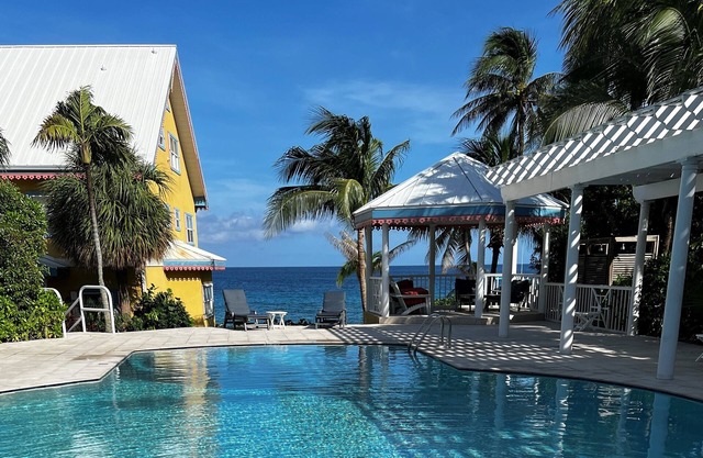 Charming 3-bedroom condo with AC and WiFi in wonderful West Bay