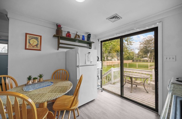 Charming 3-bedroom cottage in superb Westerly with WiFi, AC