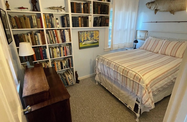 Charming 3-bedroom cottage in Westerly footsteps from the water