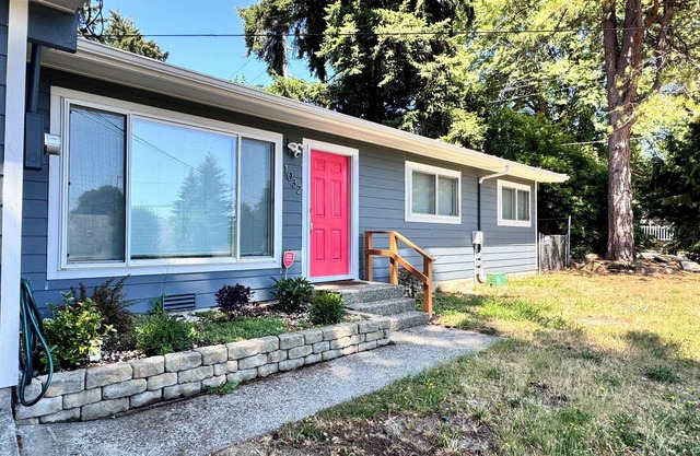 Charming 3-bedroom house with AC and in peaceful city Des Moines near the Marina