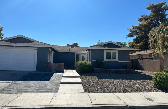 Charming 3-bedroom house with POOL and big BBQ yard