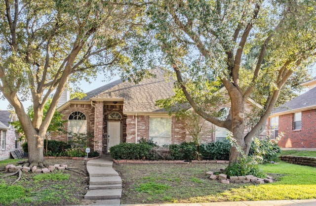 Charming 3-bedroom house with WiFi, AC in fabulous Plano