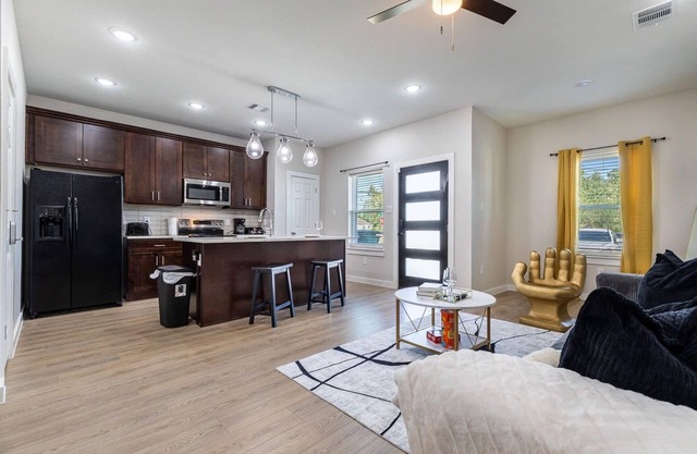 Charming 3-bedroom retreat just minutes from Downtown Houston with AC, WiFi,
